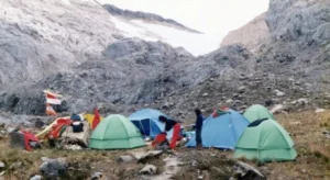 cara-aman-hiking-camping-puncak-mandala-papua