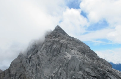 cara-aman-hiking-camping-puncak-mandala-papua